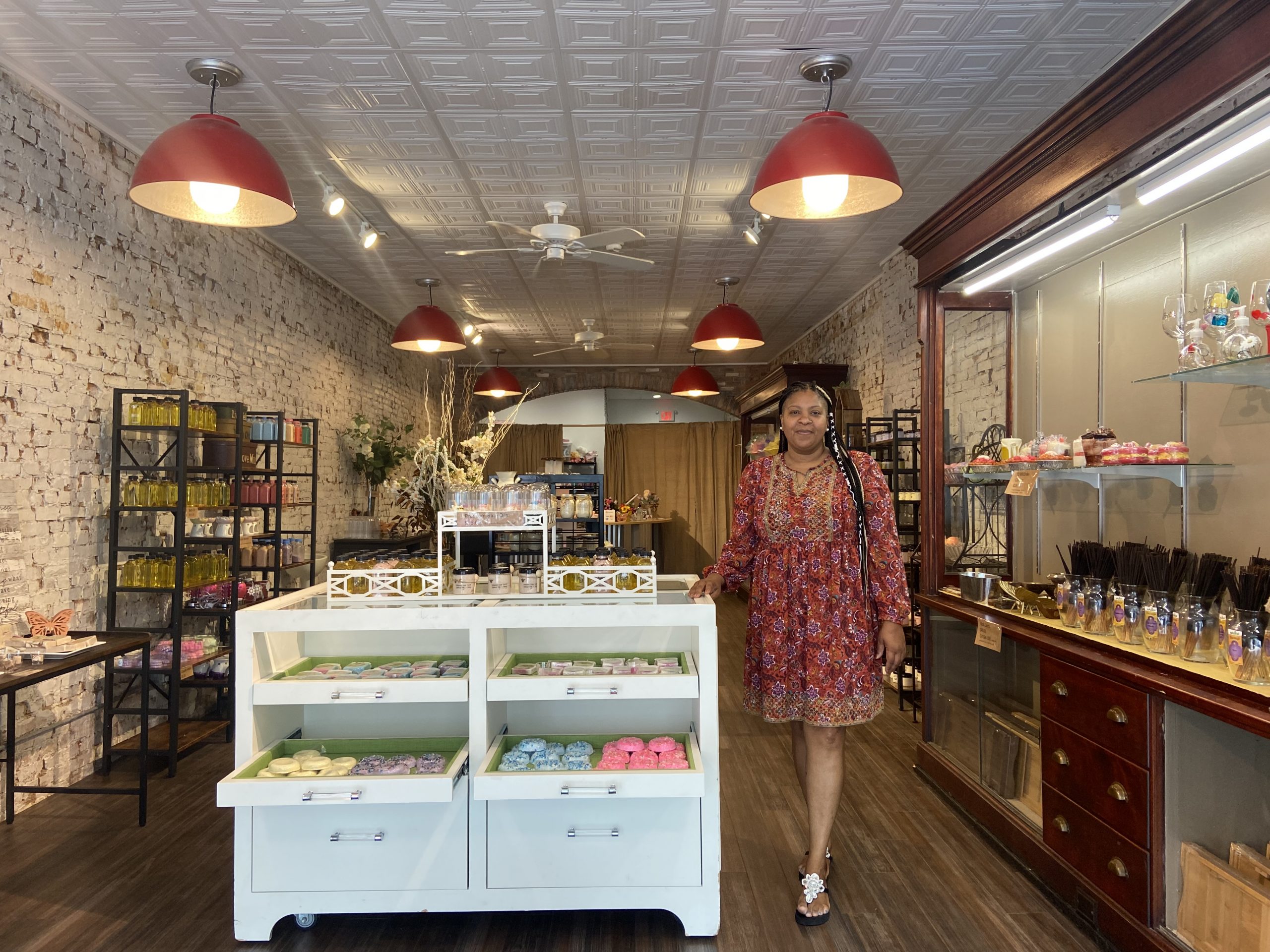 New shop brings scents, soaps to downtown Geneva